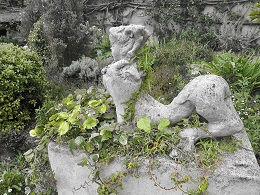 Sculpture en ciment intitulée Sphynge couchée, vue de profil
